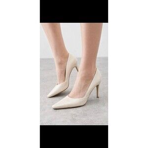 Size 7.5 Vintage Style BCBGirls pumps